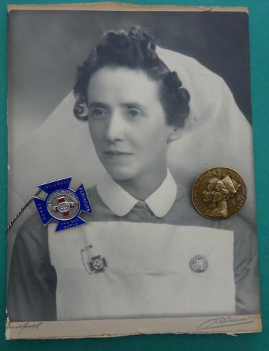Blackburn Royal Infirmary , Institut Edith Cavell Badges and Photograph