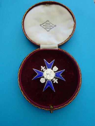 Cased Badge of the Nightingale School of Nursing St Thomas Hospital