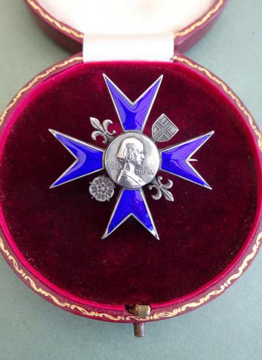 Nightingale School of Nursing,St Thomas' Hospital,Silver Nurses Badge in original leather presentation case