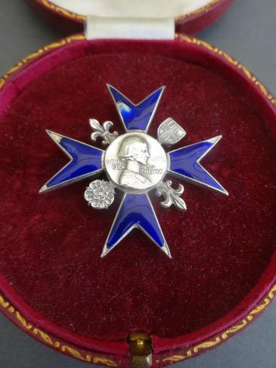 Nightingale School of Nursing,St Thomas' Hospital,Silver Nurses Badge in original leather presentation case