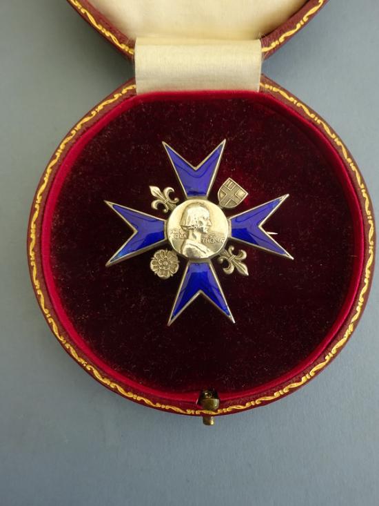 Cased Badge of Nightingale School of Nursing St Thomas's Hospital